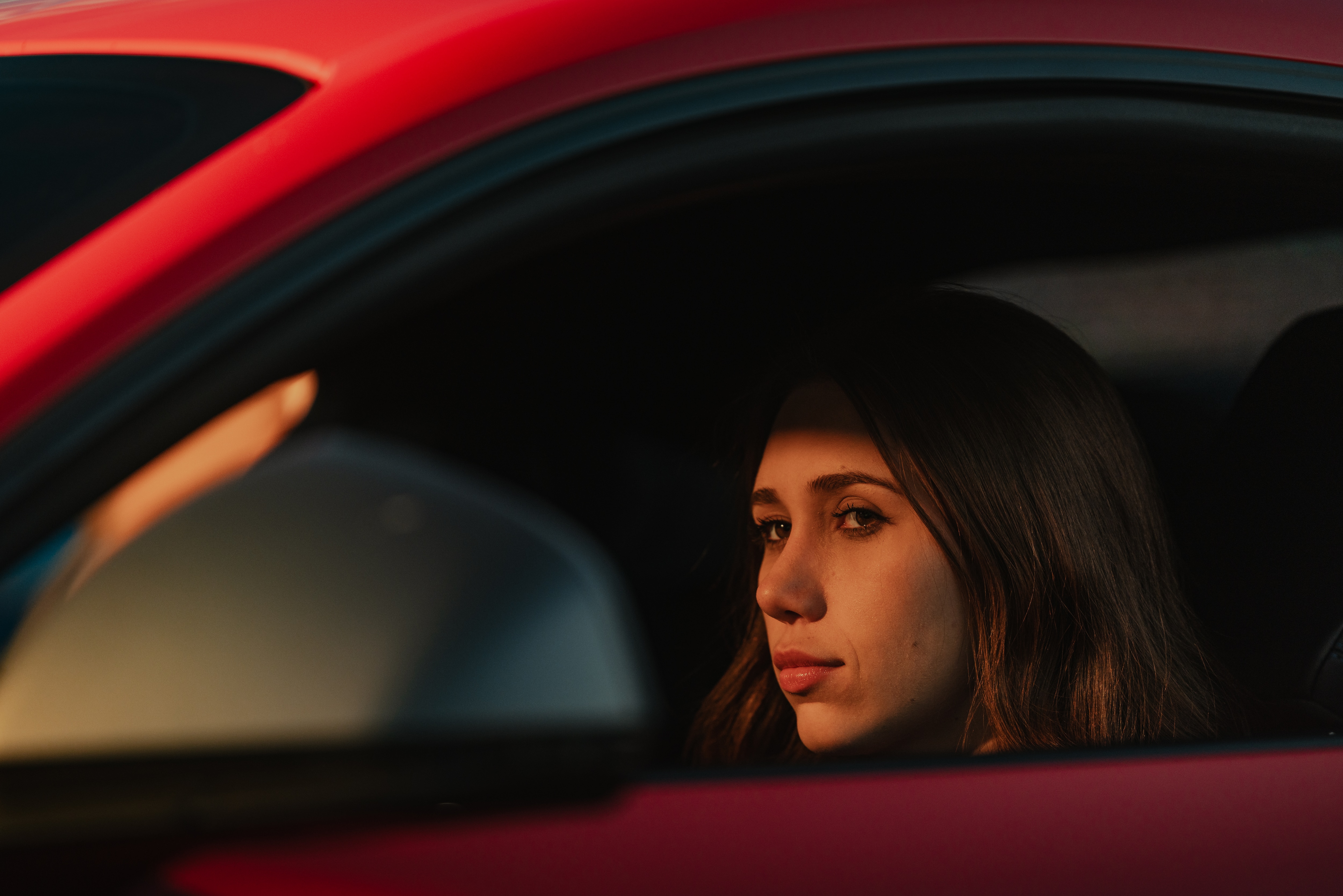 Piloto Rafaela Ferreira com o Mustang Dark Horse vermelho na pista